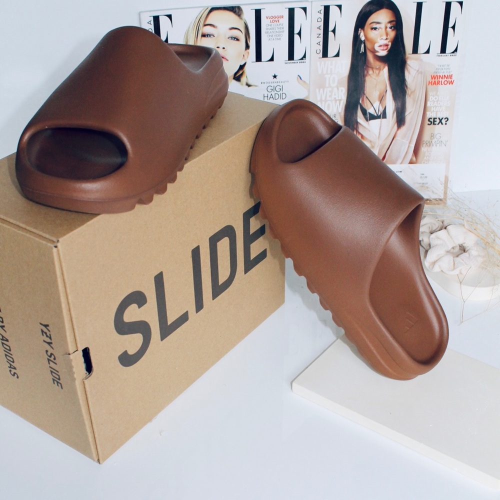 YEEZY SLIDES ‘Flax’